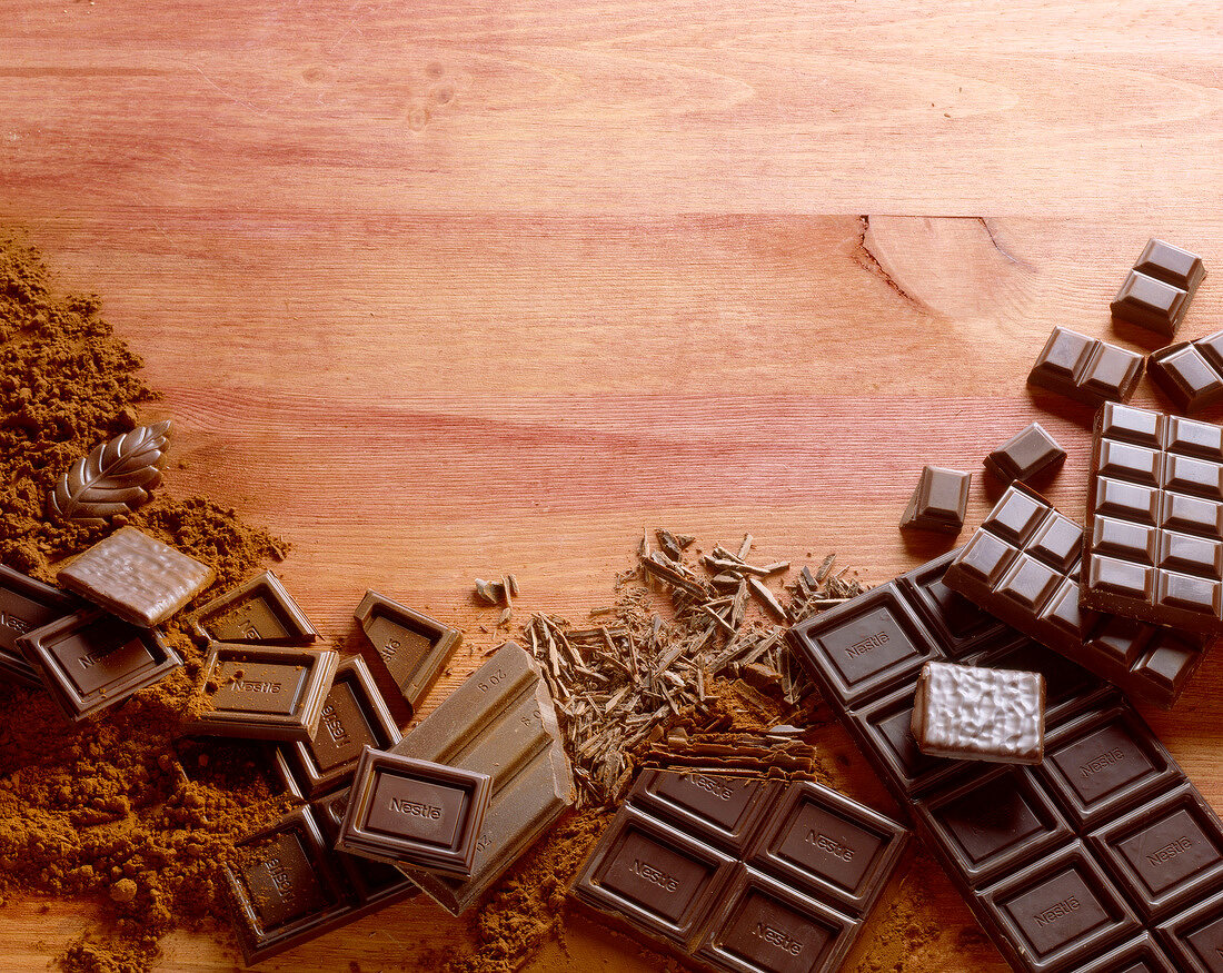 Schokoladenstillleben: Tafeln, Raspelschokolade und Pulver