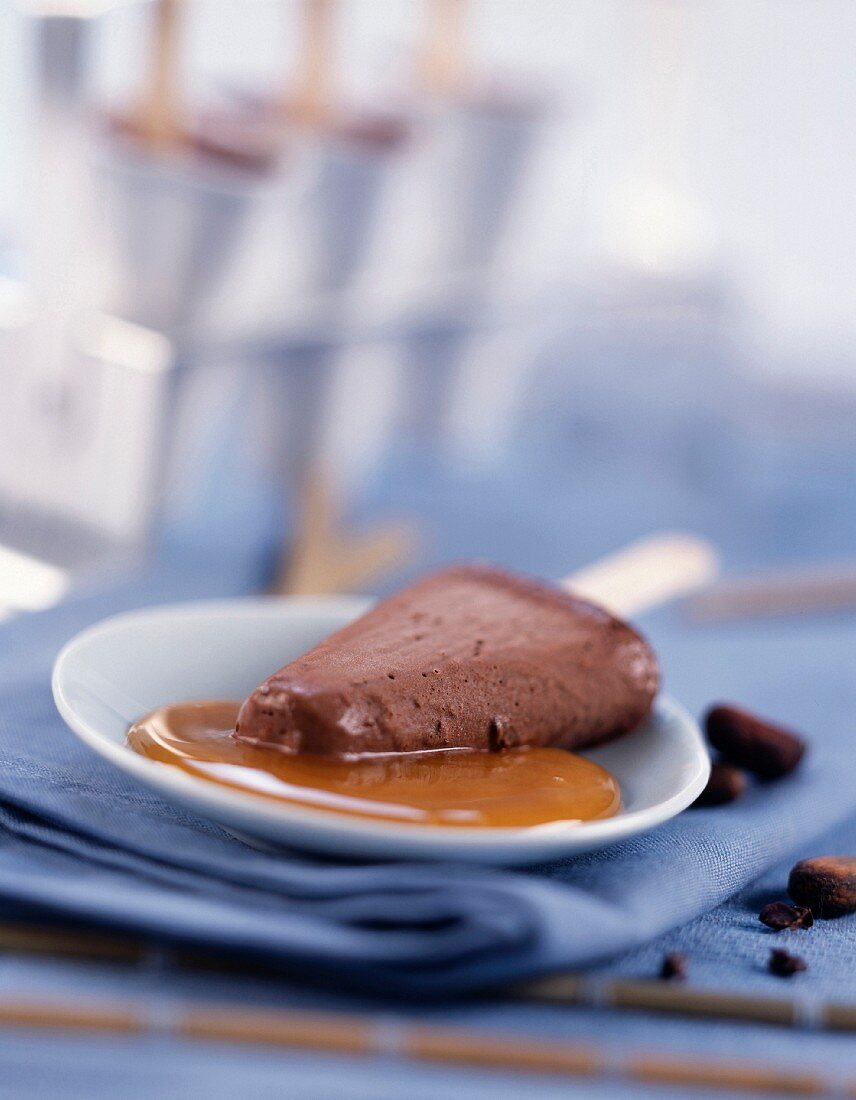 Schokoladen-Eis am Stiel mit Karamellsauce