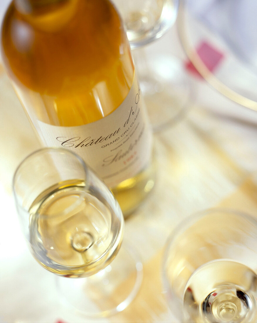 Eine Flasche Weißwein mit Gläsern