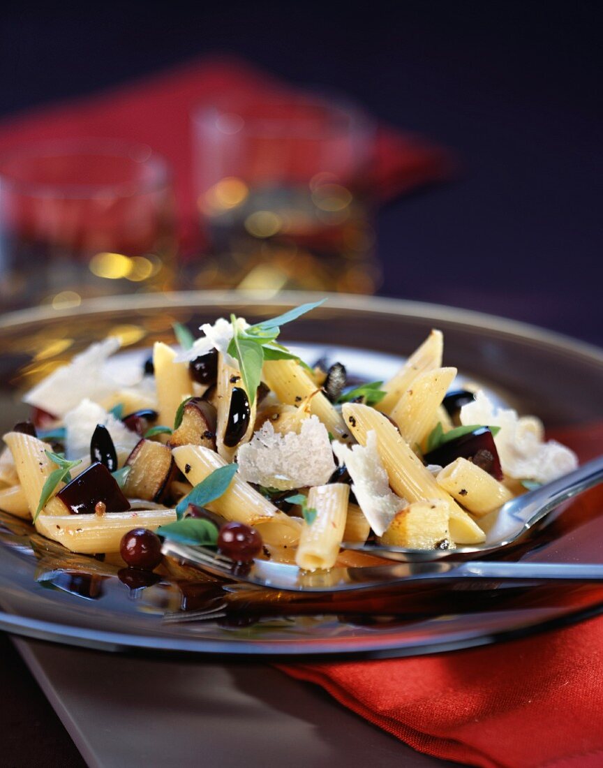 Nudelsalat mit Penne und Auberginen