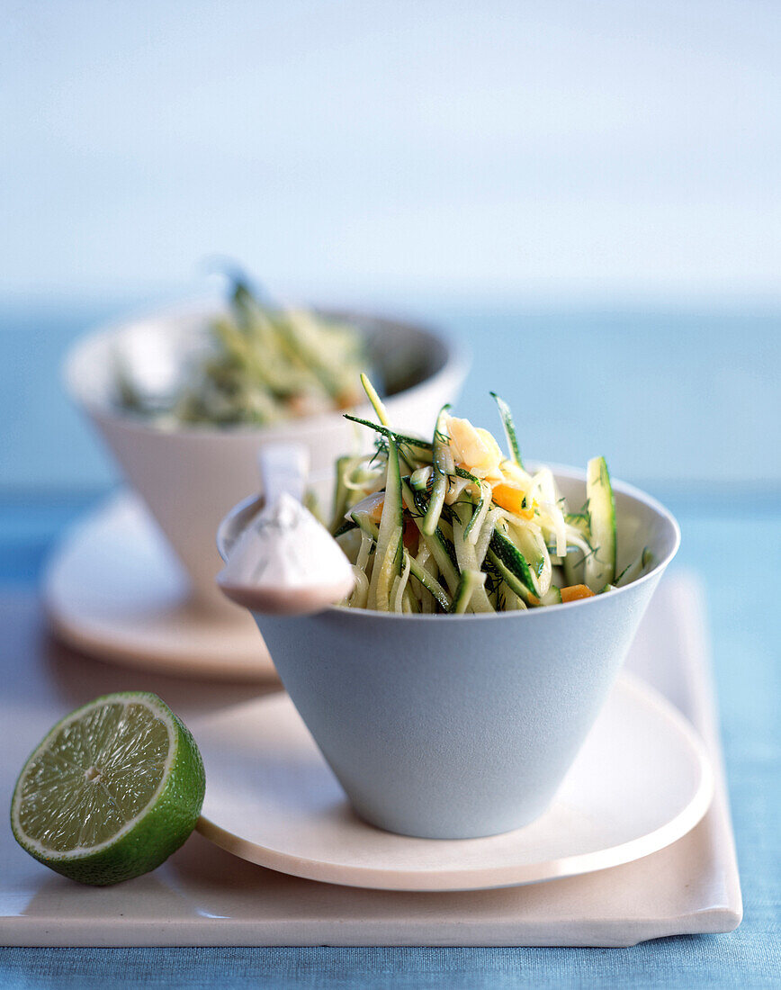 Zucchini-Limettensalat mit geräuchertem Heilbutt