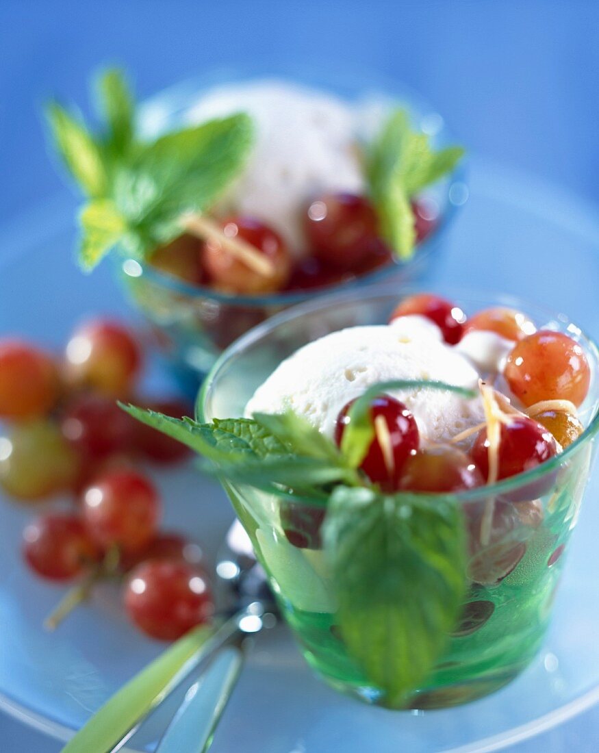 Chilled grapes with vanilla ice cream