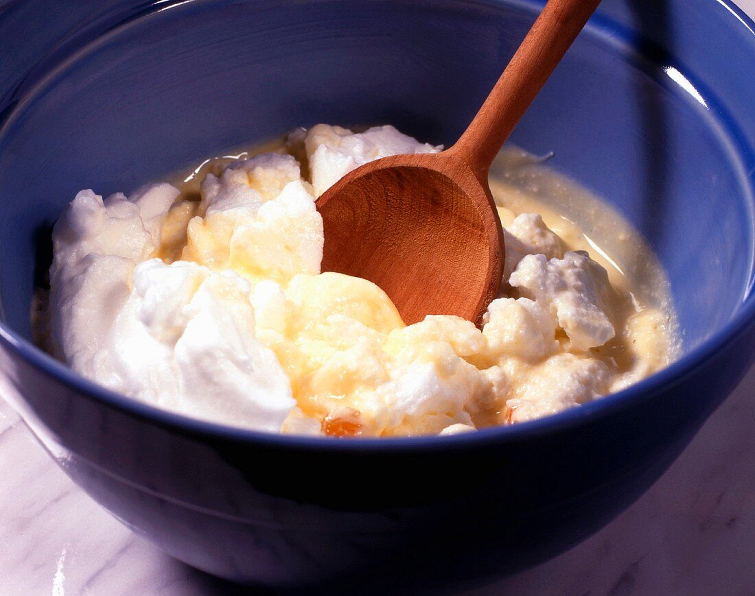 Pfannkuchenteig mit Holzkochlöffel