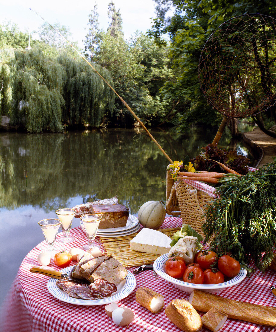 Gedeckter Picknick-Tisch am See
