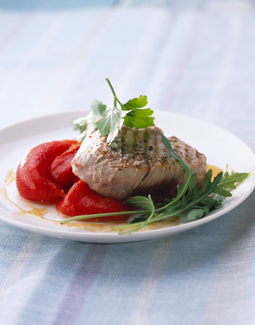 Thunfischsteak mit marinierter roter Paprika