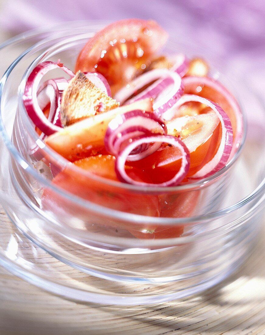 Salat mit roten Zwiebeln und Tomaten
