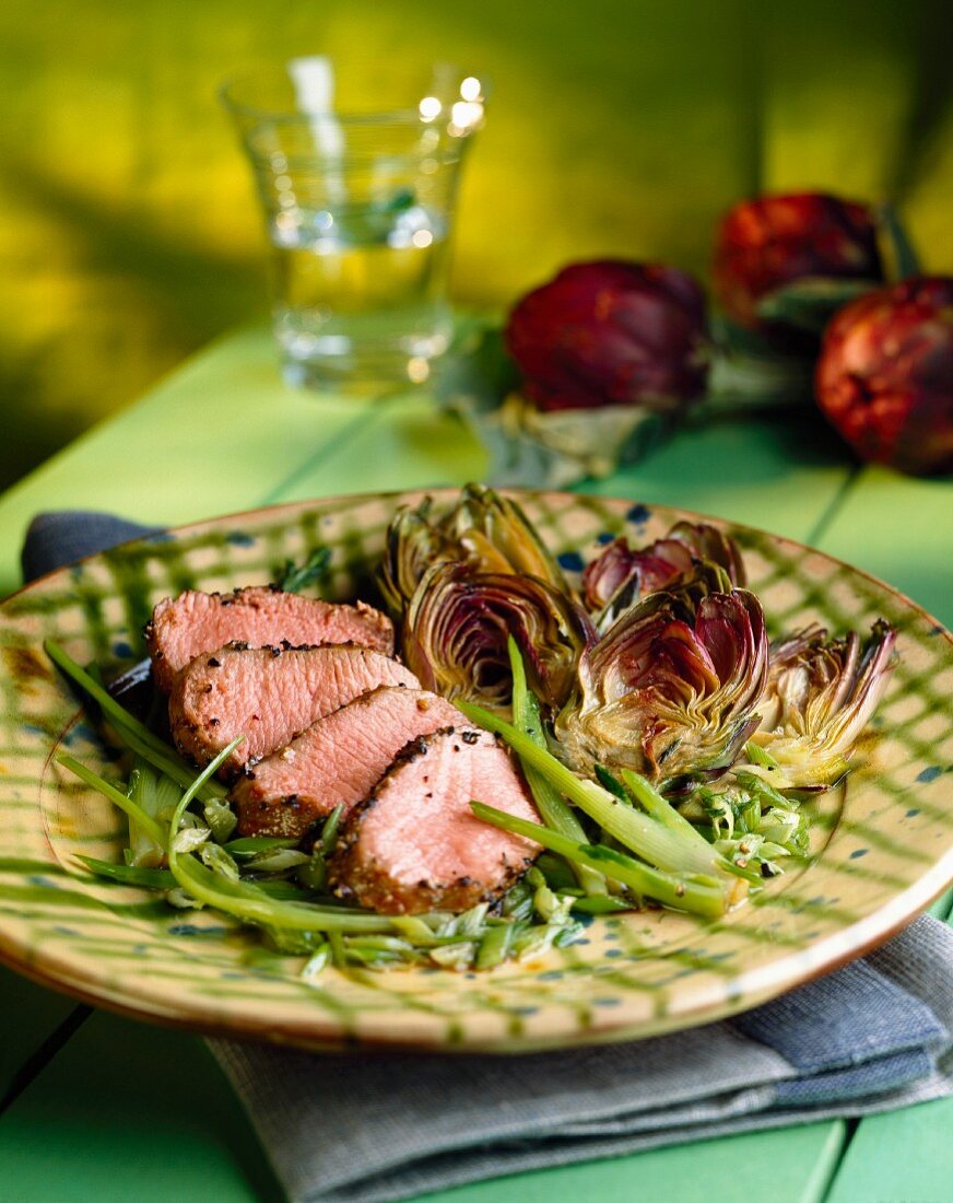 Gebratenes Lammfilet mit Artischocken