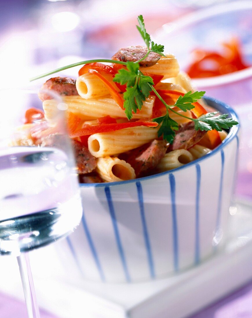 Tortiglioni mit Paprika und Chipolata-Würstchen mit Kräutern