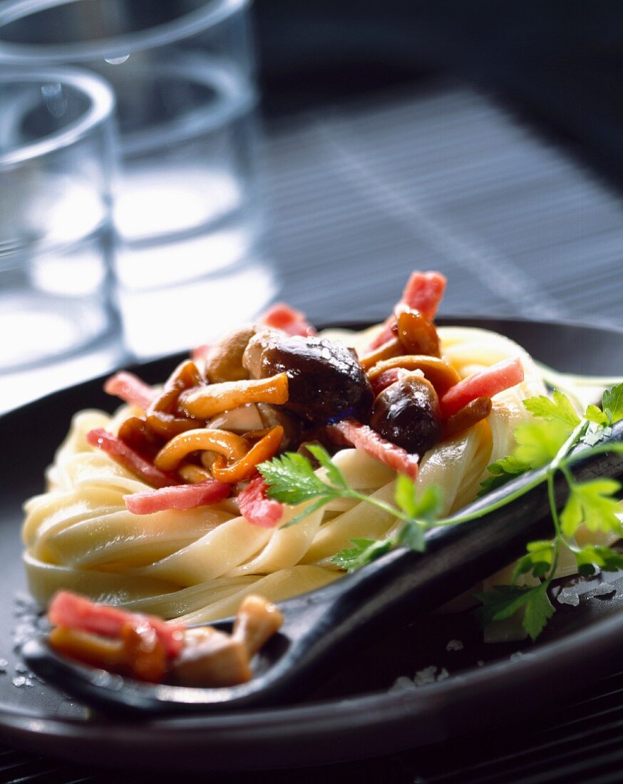 Fettuccine mit Pilzen und Speck