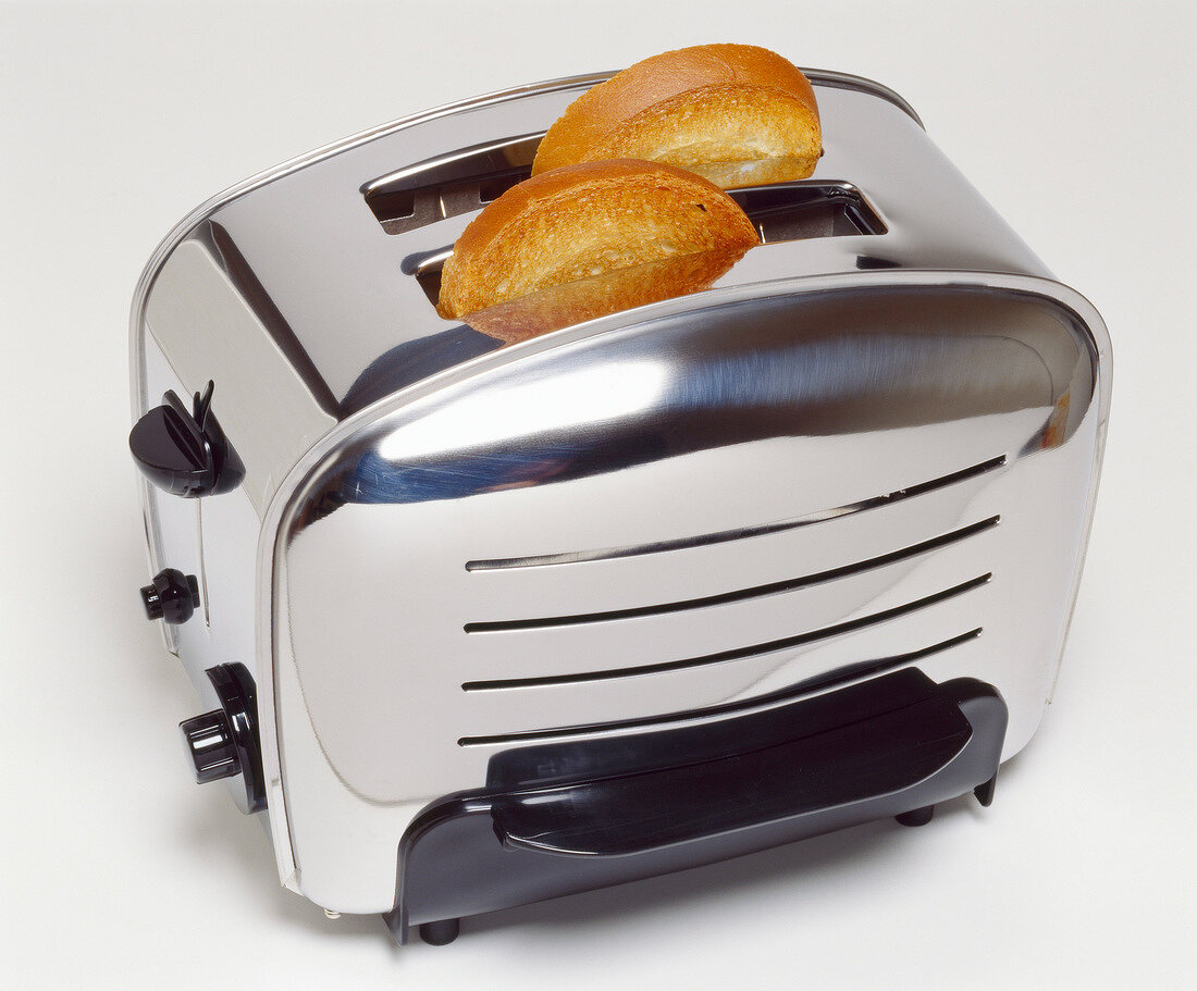 Edelstahl-Toaster mit zwei getoasteten Brotscheiben