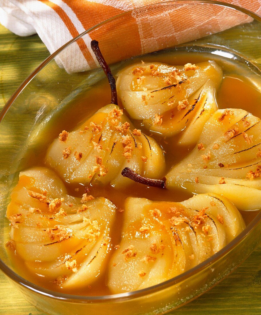 Baked pears with crushed macaroons