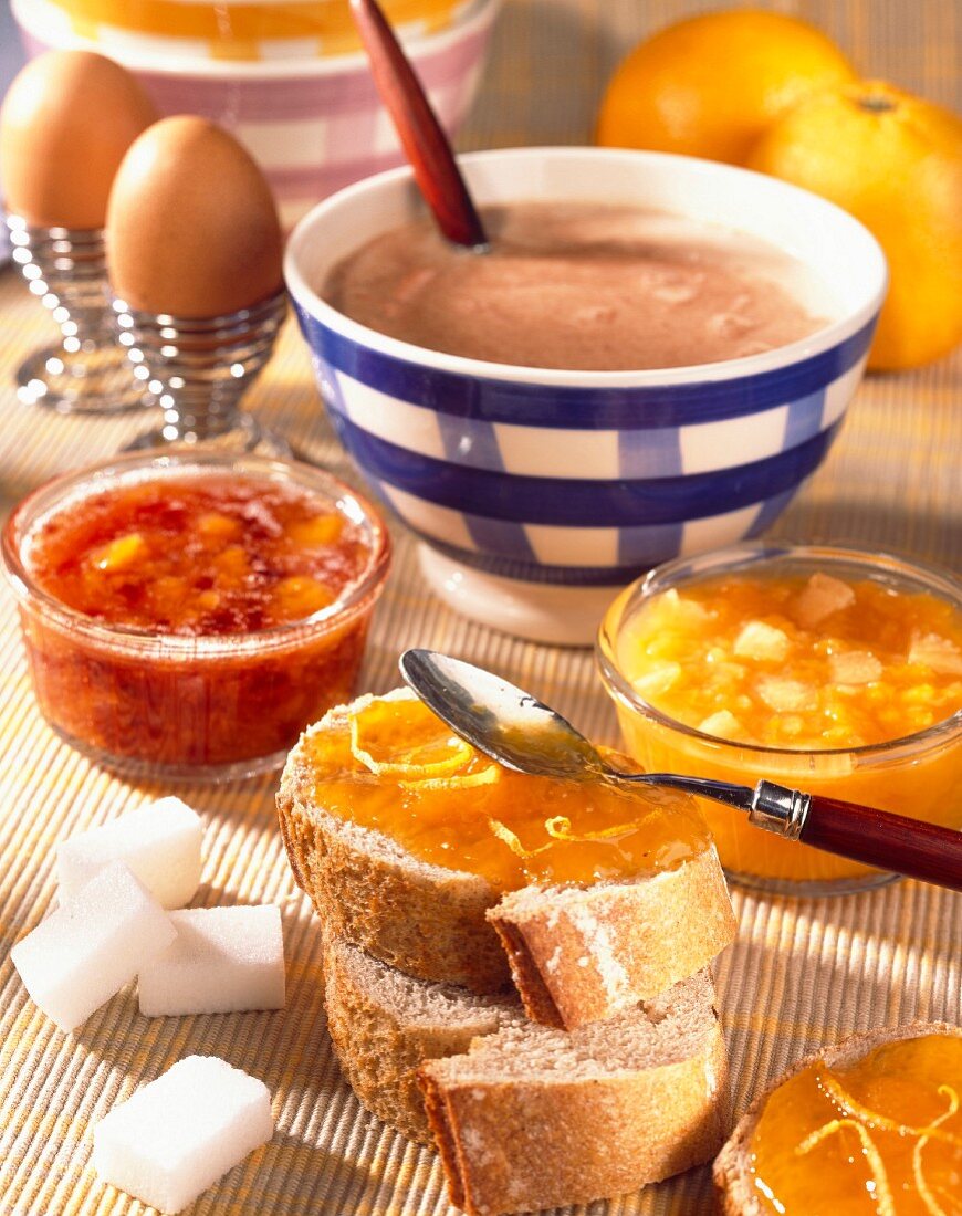 Frühstück mit dreierlei Marmeladen