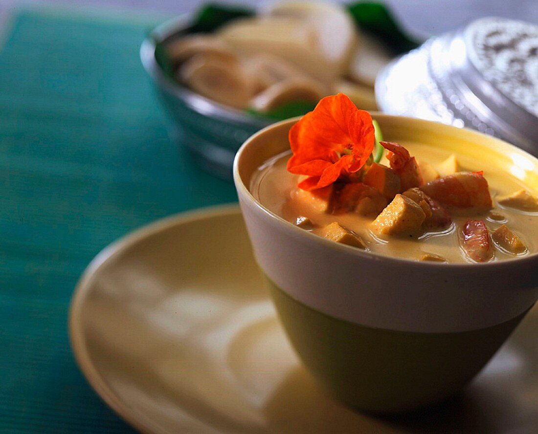 Kokosmilchsuppe mit Garnelen