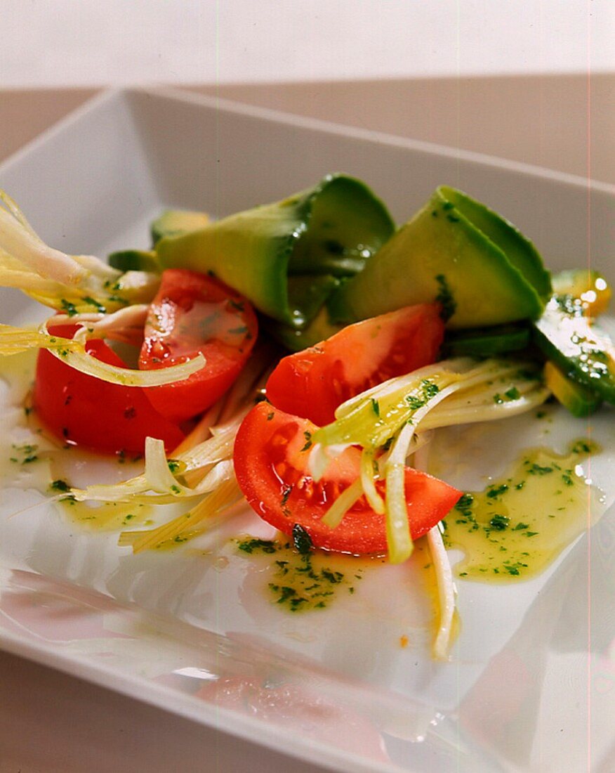 Salat mit Tomaten, Avocado und Zwiebeln