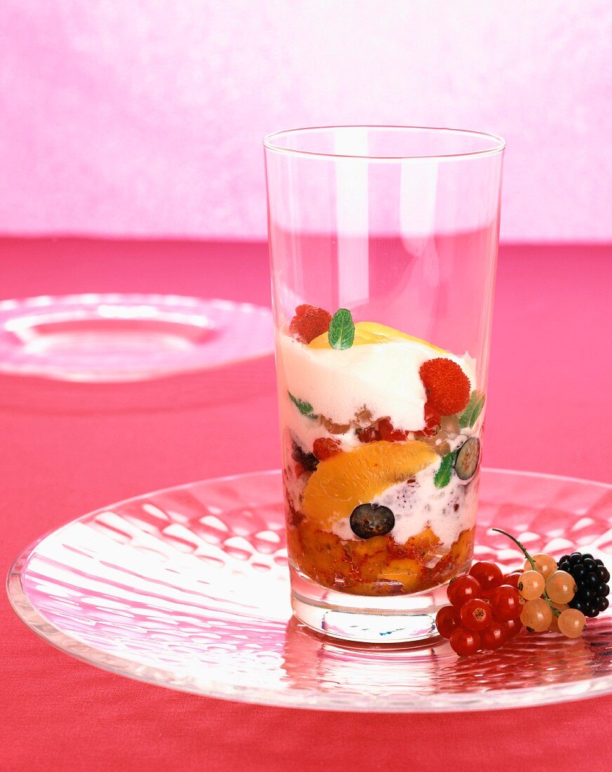 Joghurt mit Erdbeeren und Minze
