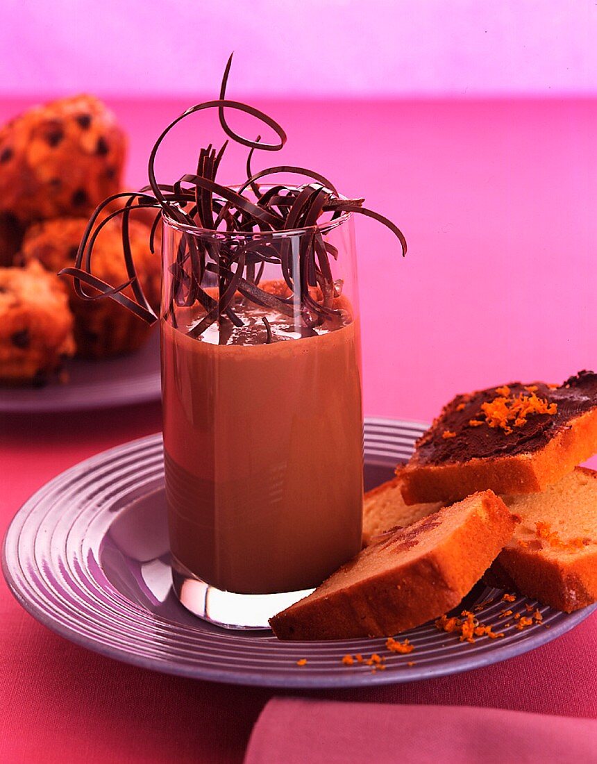 Schokoladencreme im Glas und Orangenbrioche