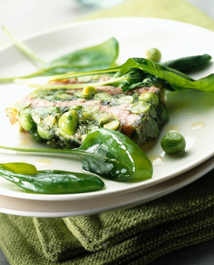 Erbsenterrine mit Schweinshaxe