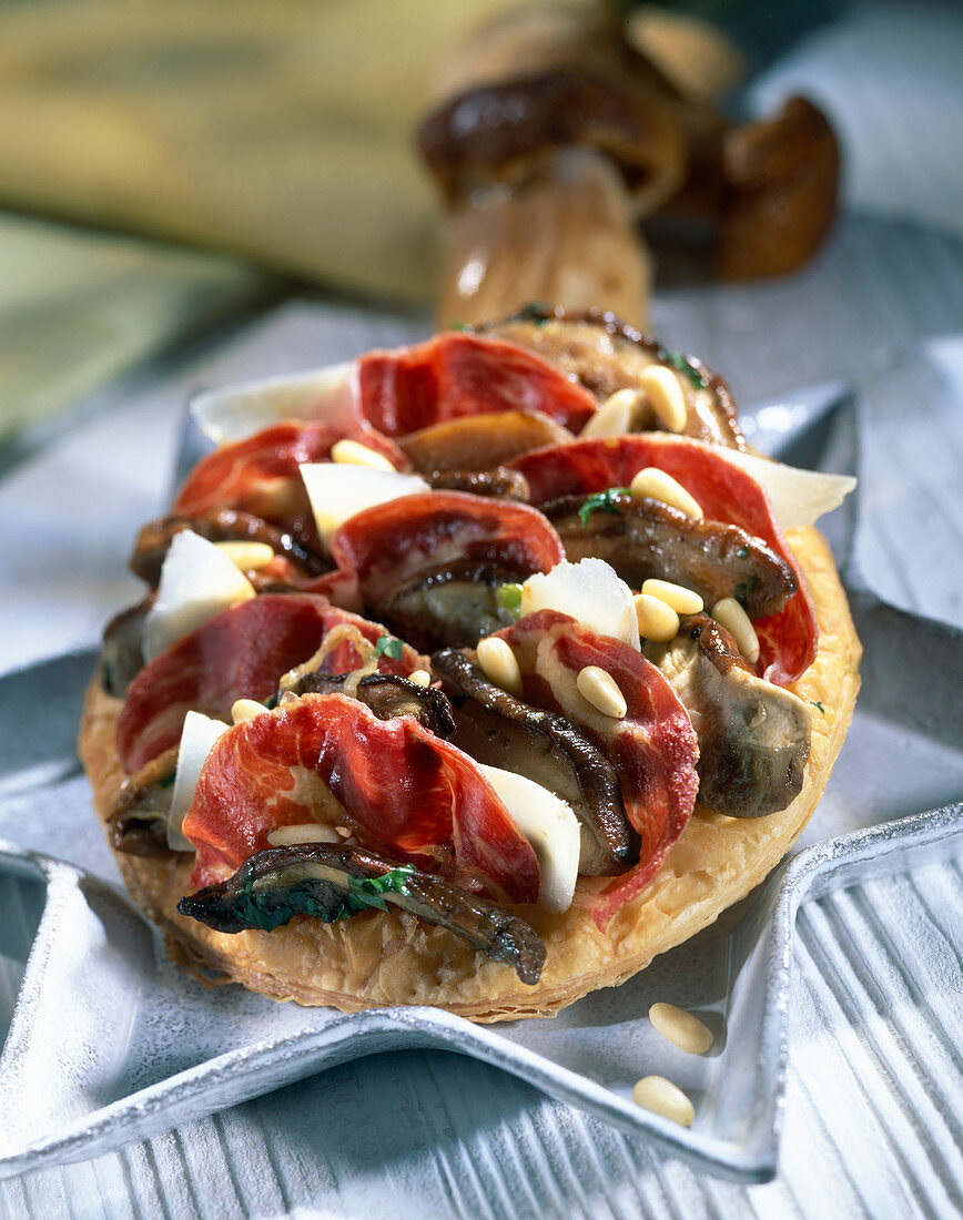 Herzhafte Tarte mit Steinpilzen, Coppa und Parmesan