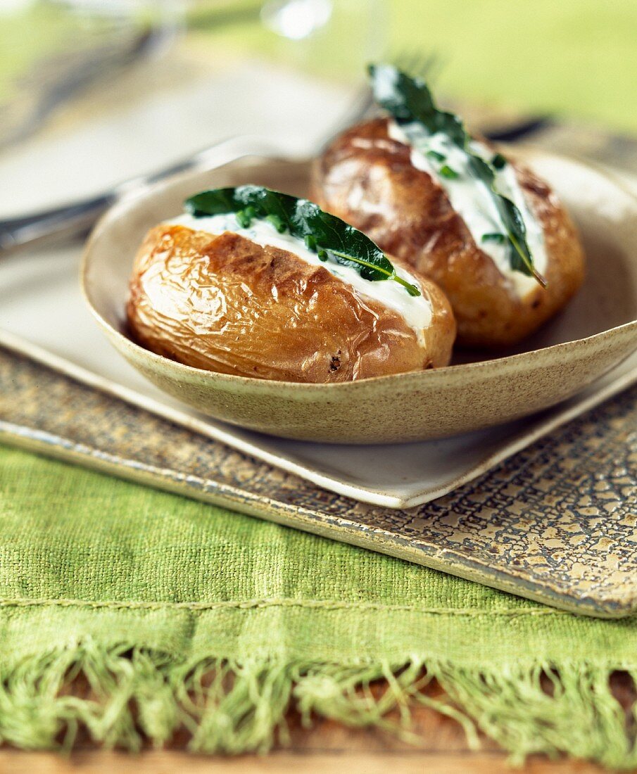 Baked Potatoes mit Fromage Blanc und Kräutern