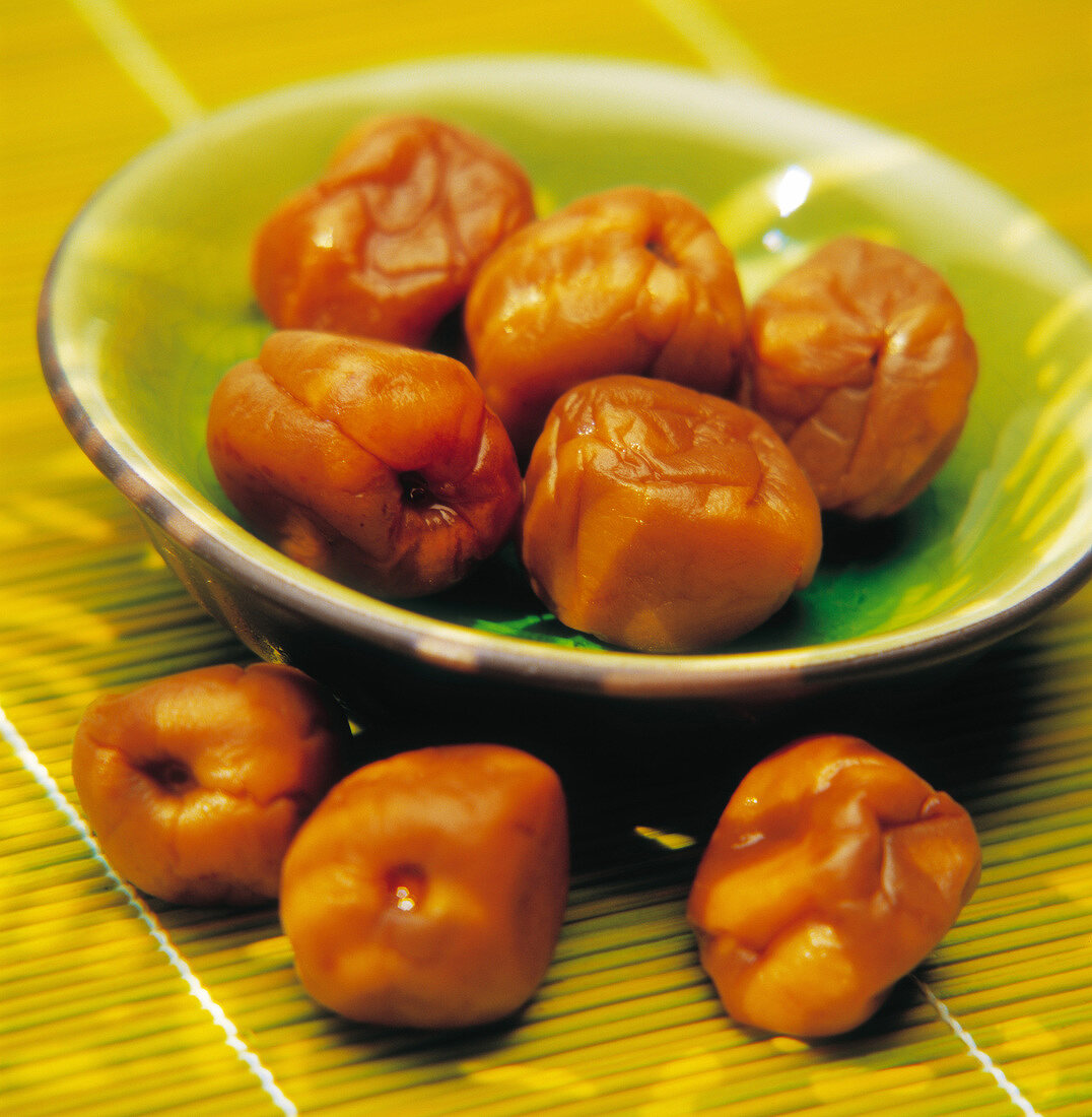 Umeboshi Pflaumen in grüner Schale