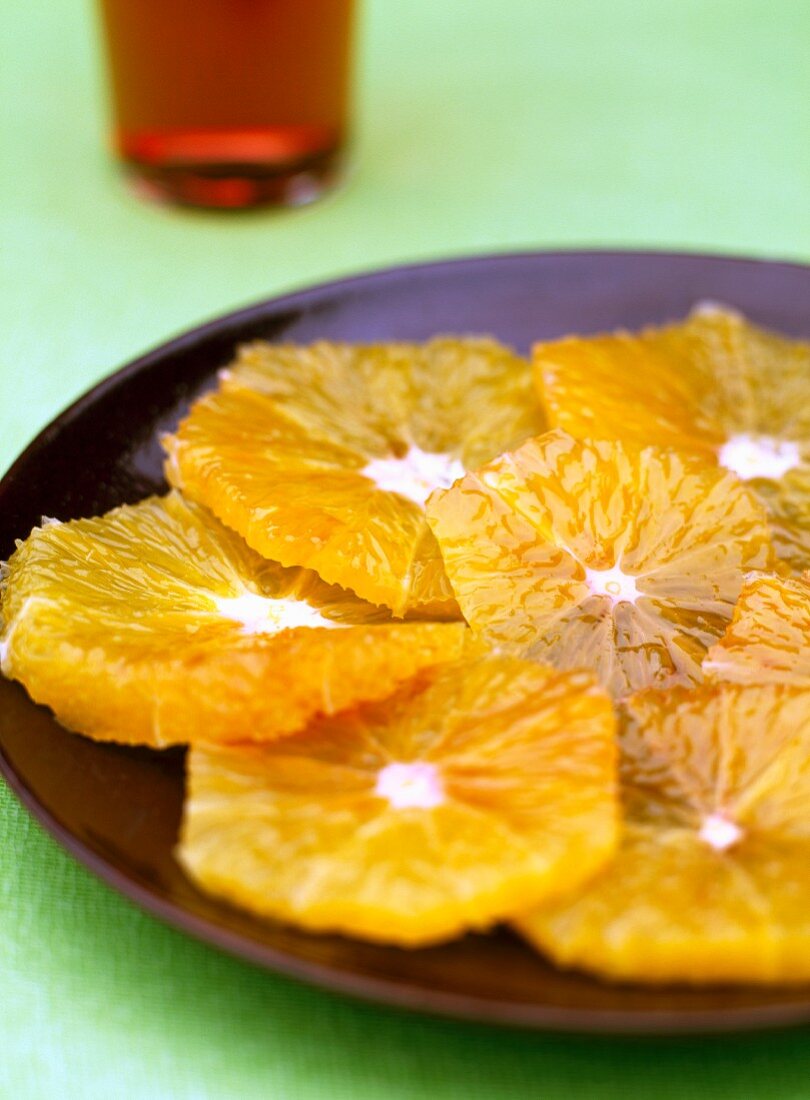 Frische Orangenscheiben auf einem Teller