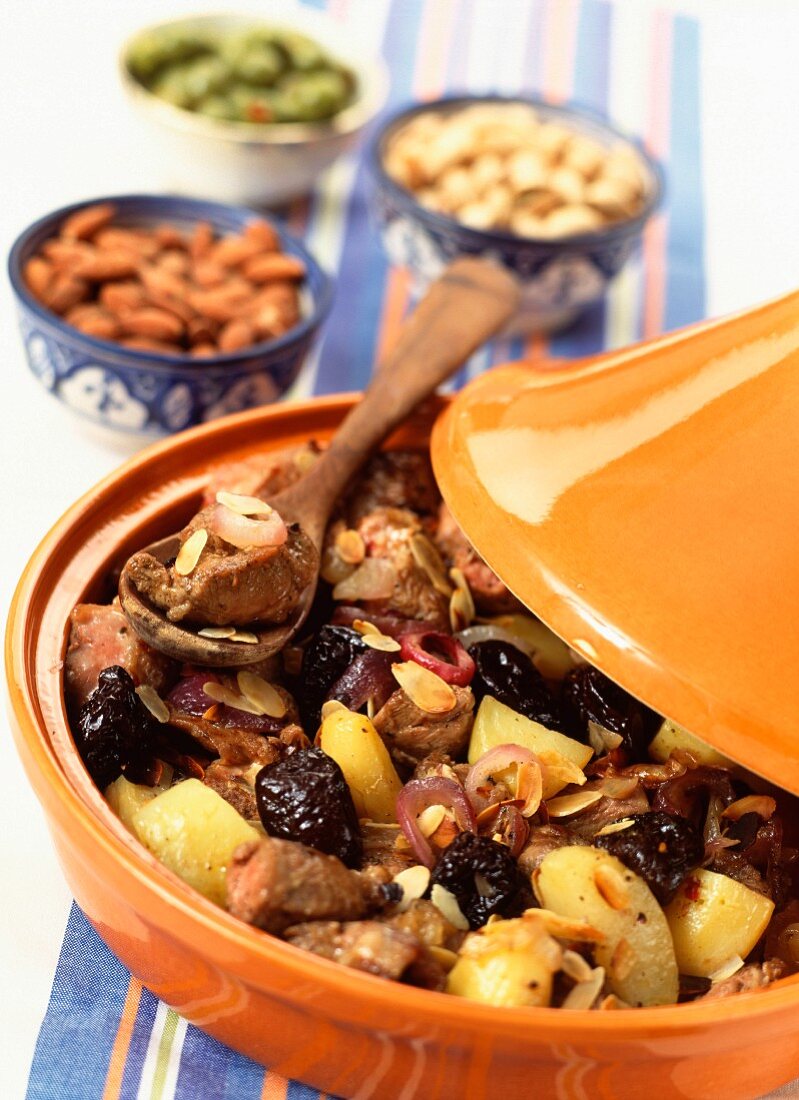 Lamm-Tajine mit Pflaumen, Zwiebel und … – Bilder kaufen – 60035170 ...