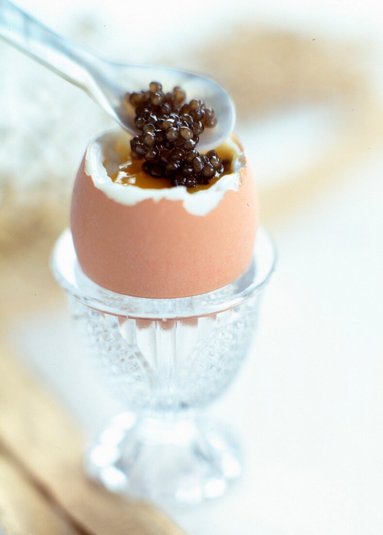 Ein gekochtes Ei mit Kaviar