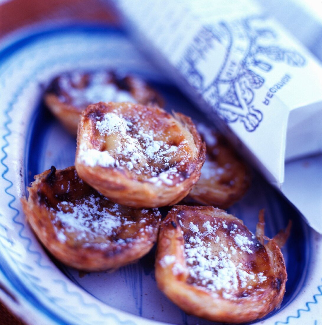 Tarts sprinkled with cinnamon and icing sugar