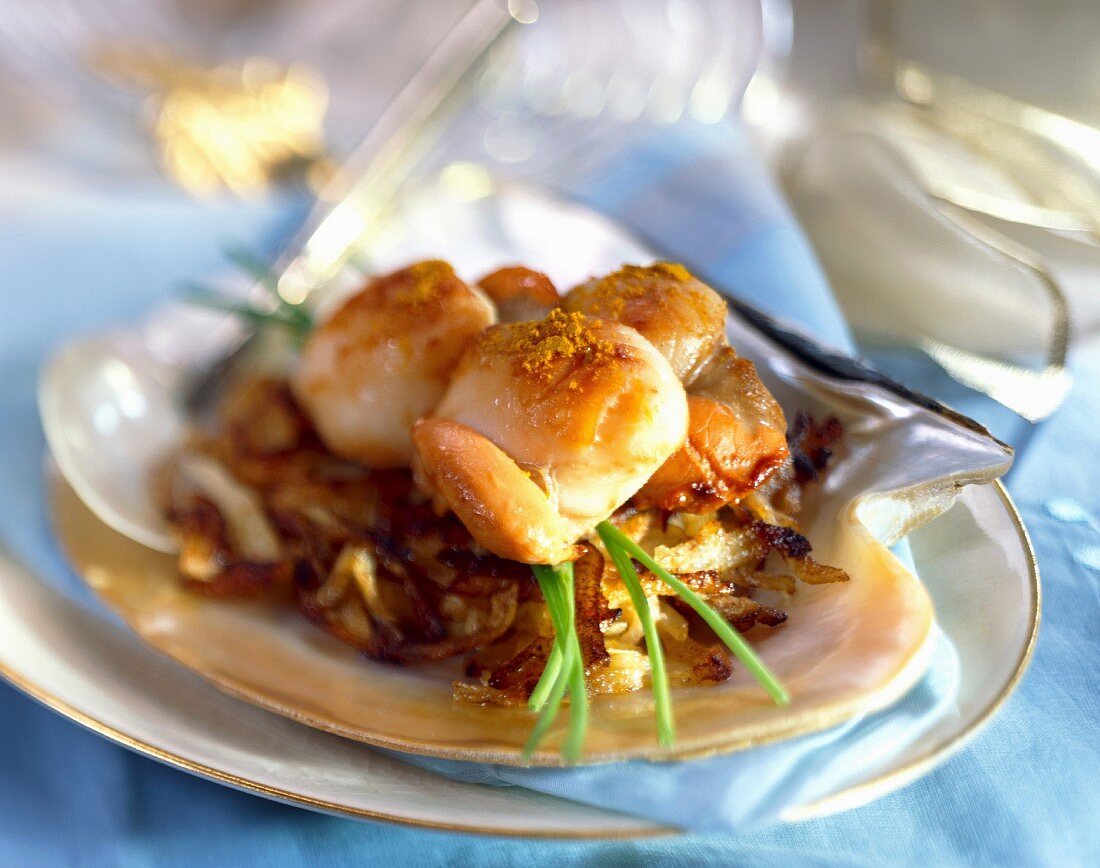 Jakobsmuscheln mit Curry und Strohkartoffeln