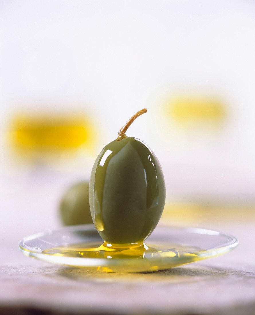 Grüne Olive mit Olivenöl beträufelt