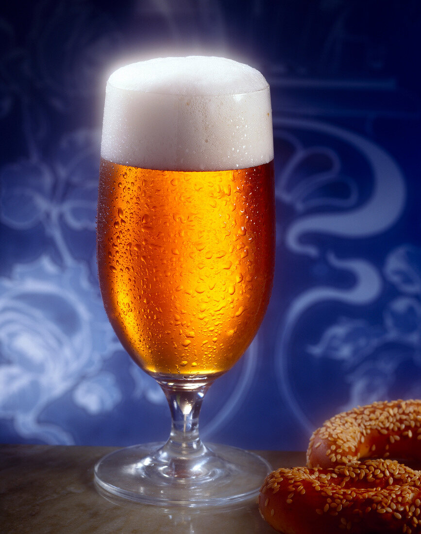 Ein Glas Bier mit Sesambreze