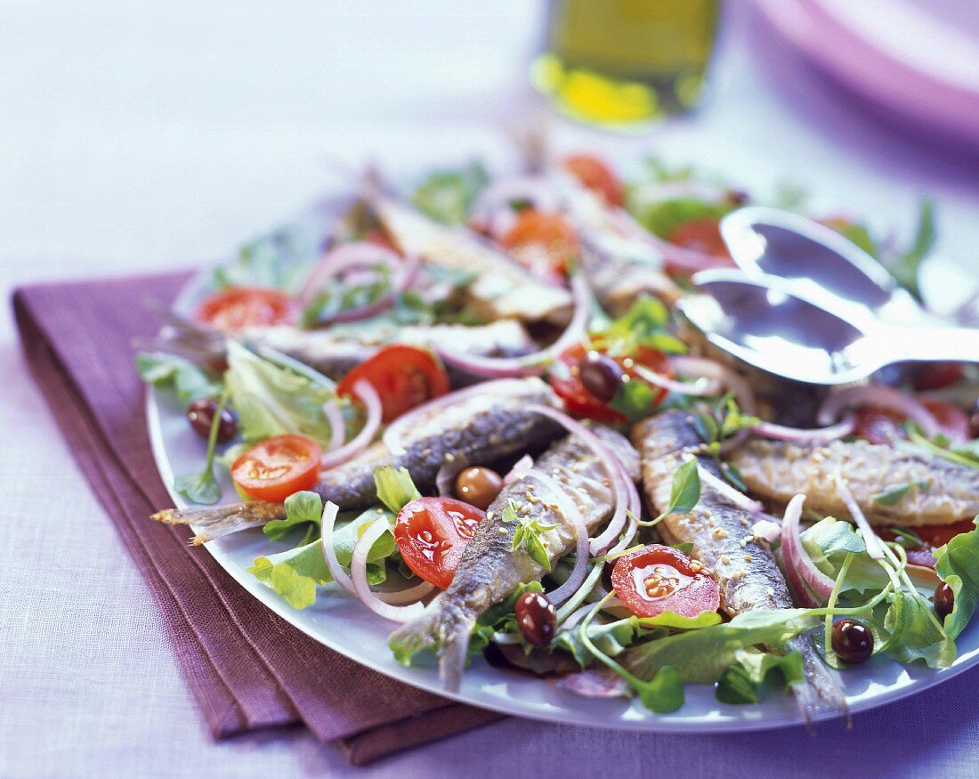 Salat mit Sardinen, Tomaten und Oliven