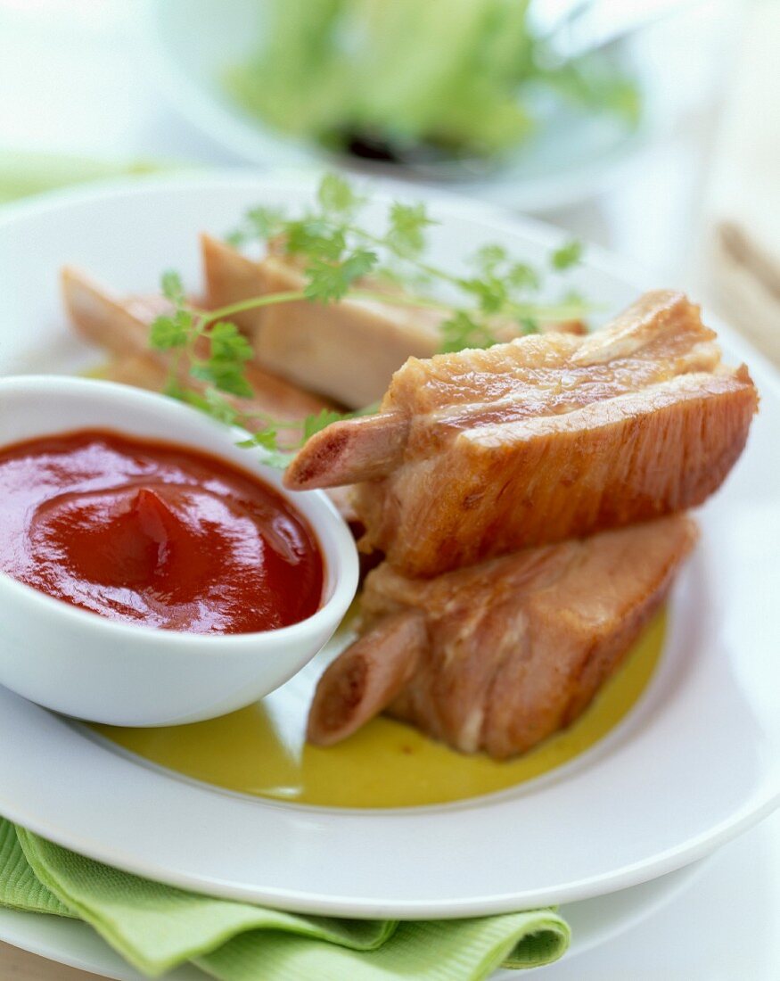 Spare Ribs mit einem Schälchen Ketchup