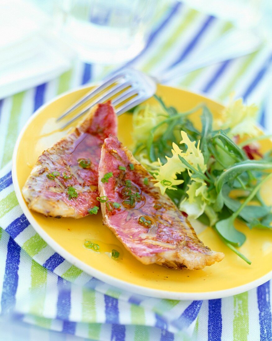 fillets of mullet with lettuce