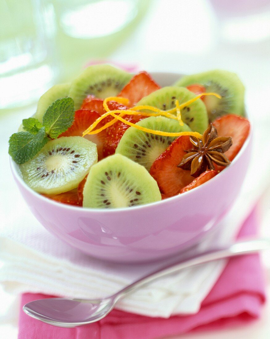 Obstsalat mit Kiwi, Erdbeeren, Minze und Sternanis