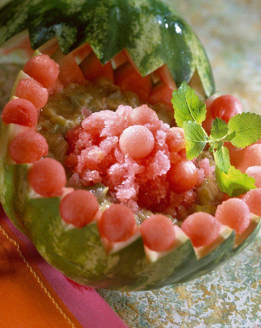 Geeiste Rhabarbersuppe mit Wassermelone