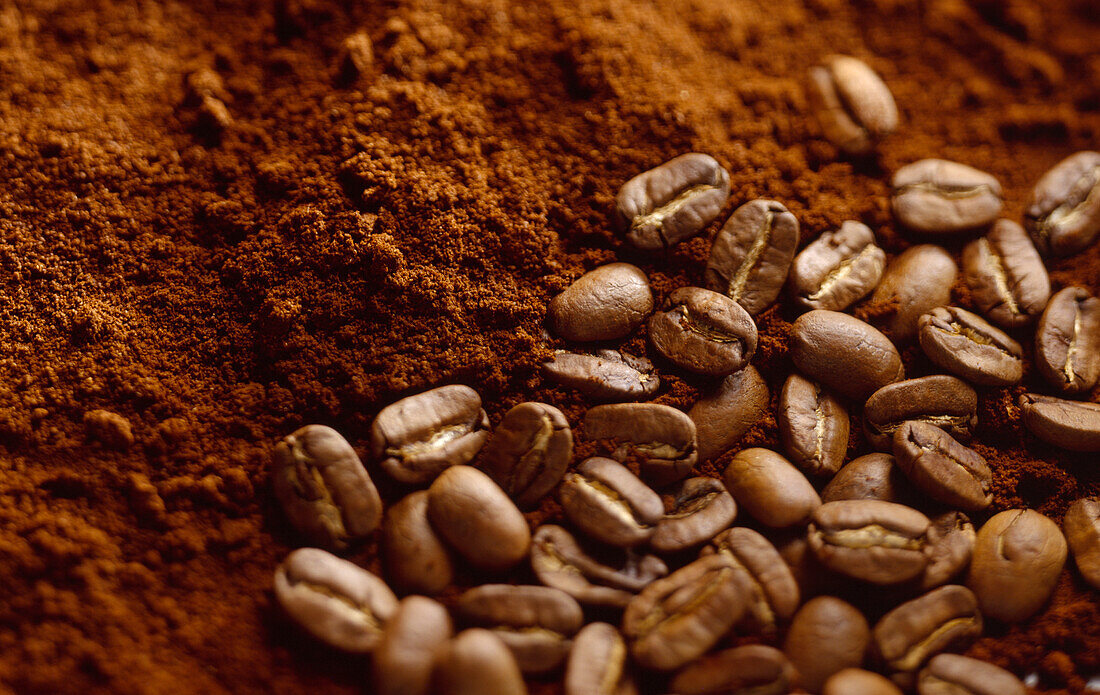 Kaffeebohnen auf gemahlenem Kaffee