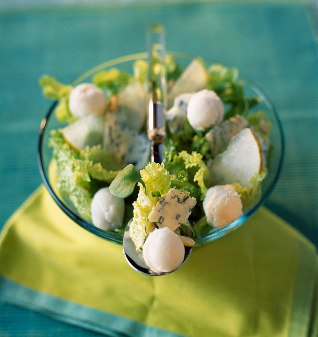 Salat mit Roquefort und Birnensorbet