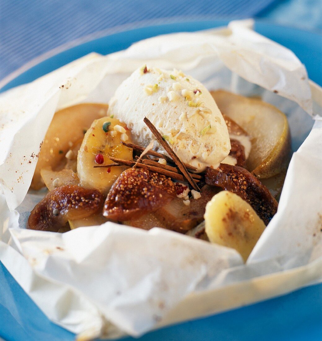 Herbstfrüchte mit Gewürzen und Nougateis im Pergamentpapier