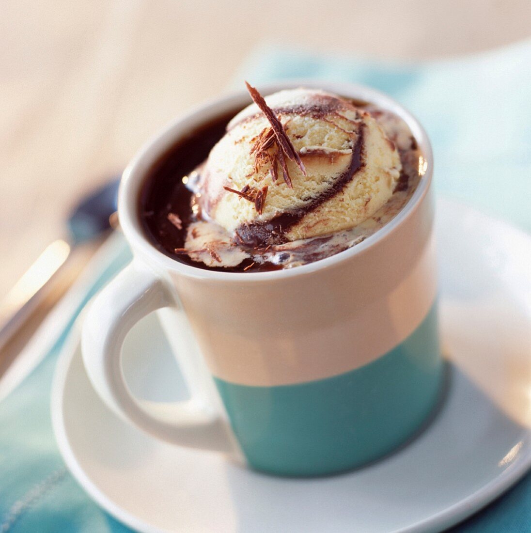 Tasse Schokolade mit einer Kugel Eis