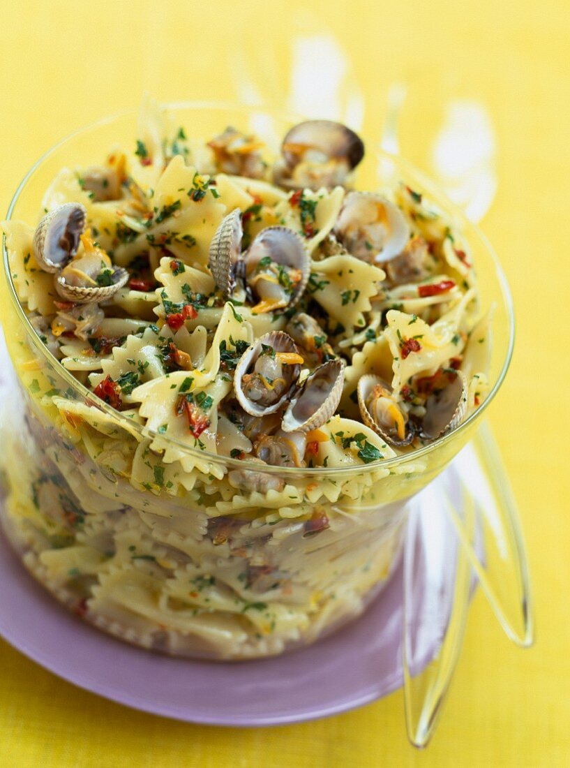 Nudelsalat mit Farfalle, Muscheln und getrockneten Tomaten