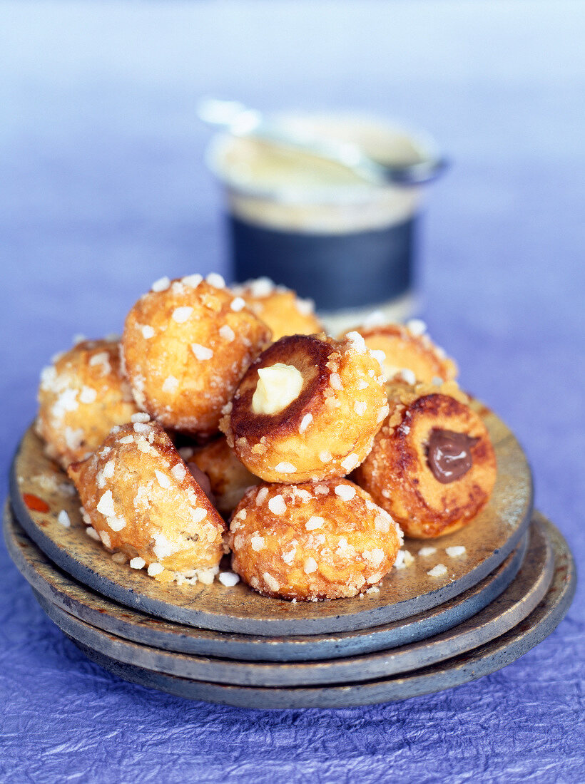 Yoghurt-filled chou buns