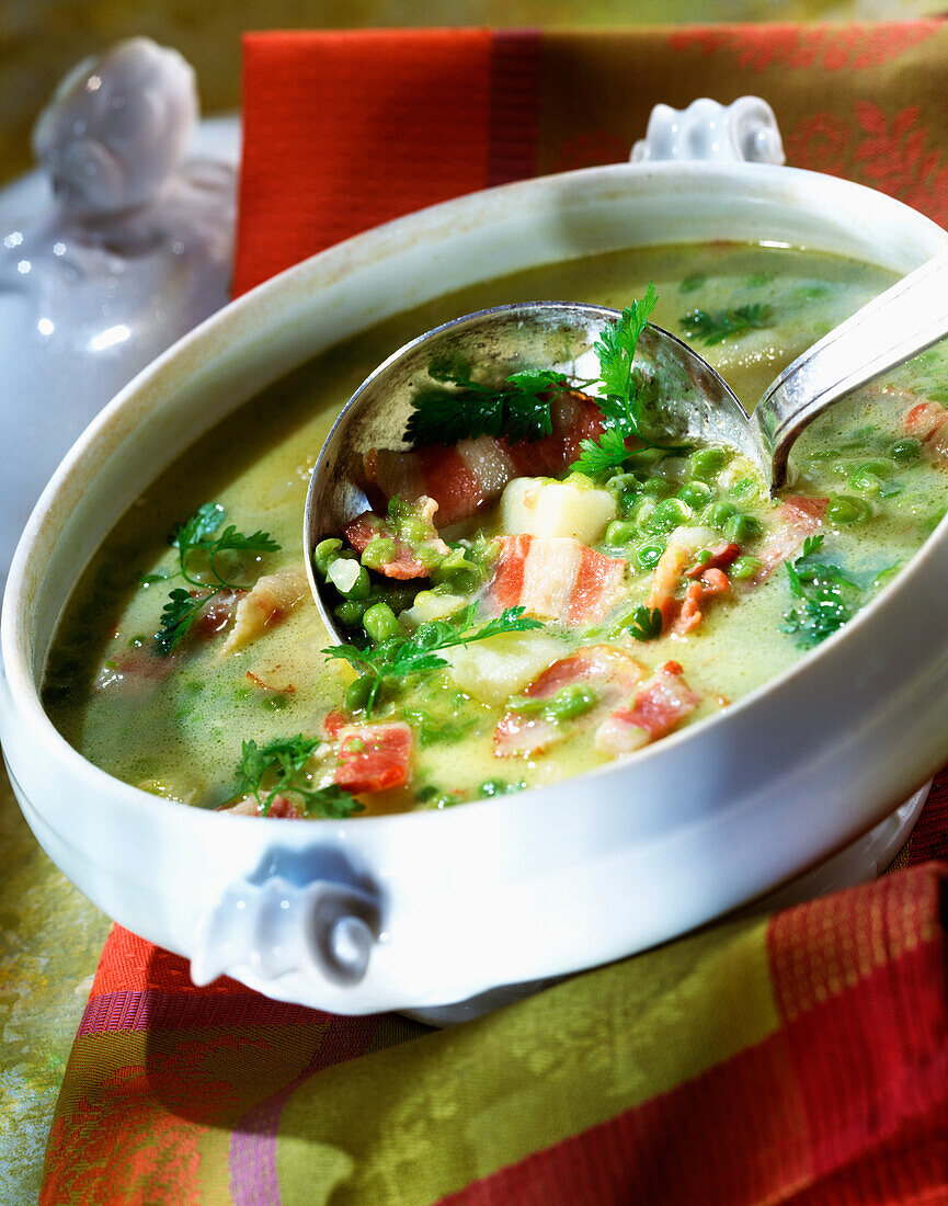 Suppe mit Erbsen und neuen Kartoffeln