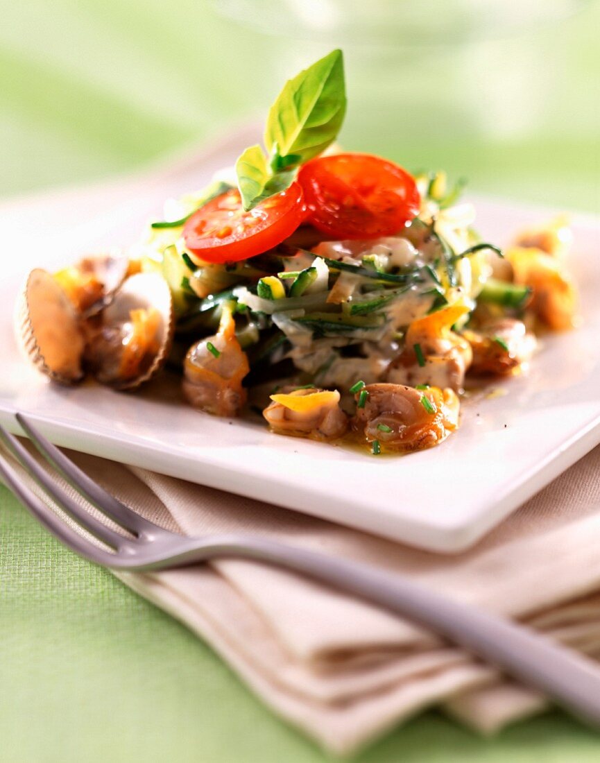 Selleriesalat mit Zucchini und Herzmuscheln