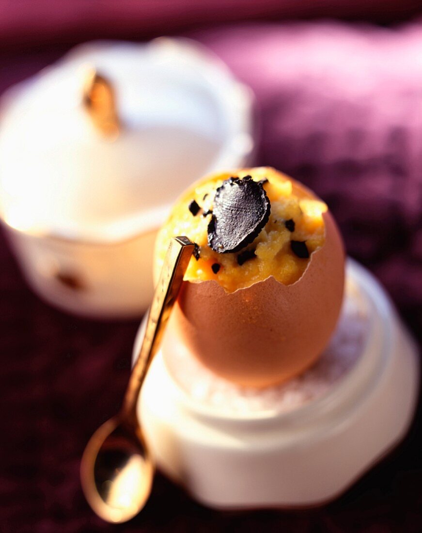 Weichgekochtes Ei mit schwarzem Trüffel