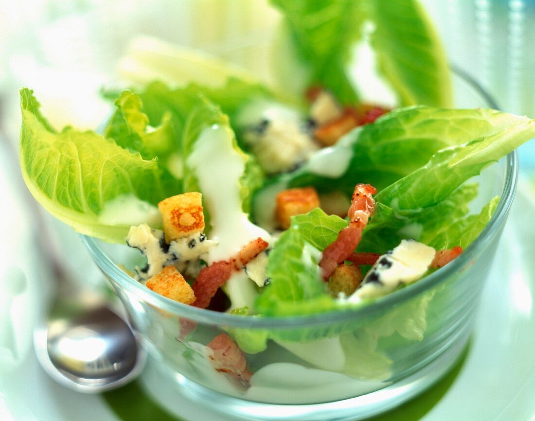 Salat mit Croûtons und Speck