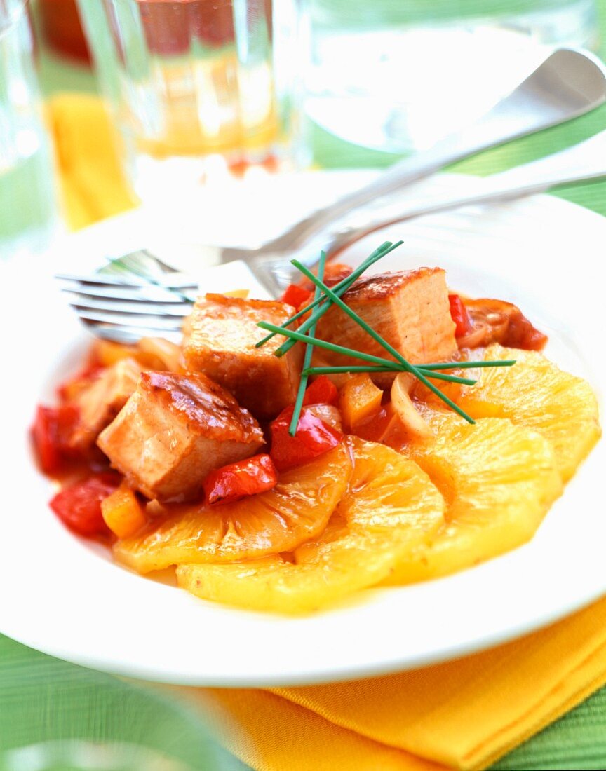 Glasiertes Schweinefleisch mit Ananas, Paprika und Schnittlauch