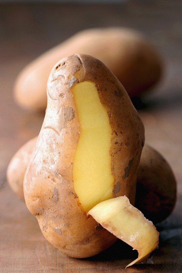 Kartoffel mit Stück angeschnittener Schale