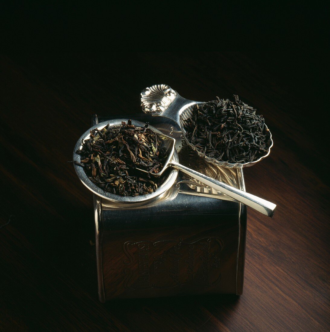 Silberschälchen mit Bergamotte-Tee