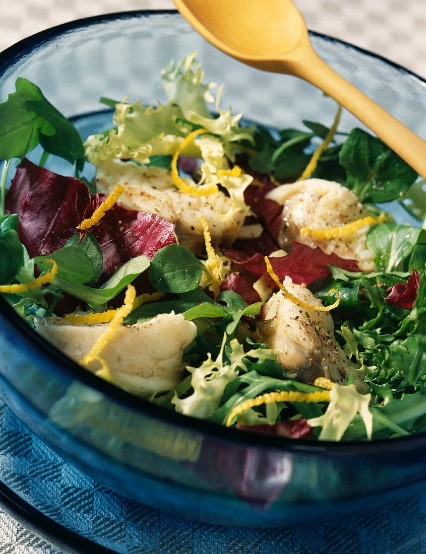 Salat mit Seeteufelschwanz und geriebener Zitronenschale